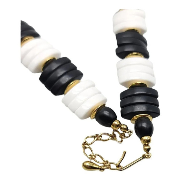 Avon Spectator 1986 Black White Lucite Plastic Statement Necklace Vintage No Box - Picture 4 of 4